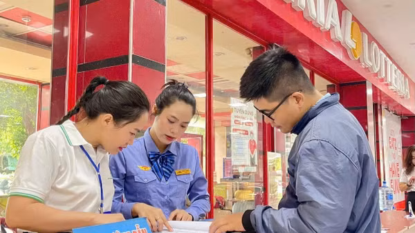 Nhân viên ga Sài Gòn hướng dẫn hành khách mua vé tàu Tết Đinh Mùi 2027 (ảnh: VÕ LÊ)