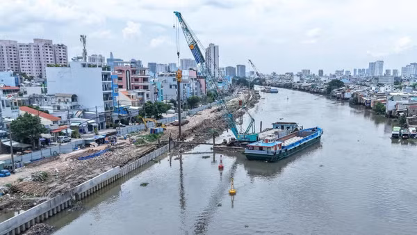 Dự án cải tạo bờ bắc kênh Đôi (Quận 8 cũ) có tổng vốn đầu tư hơn 7.300 tỷ đồng, cải tạo 4,3km bờ kênh. (Ảnh: VÕ LÊ)