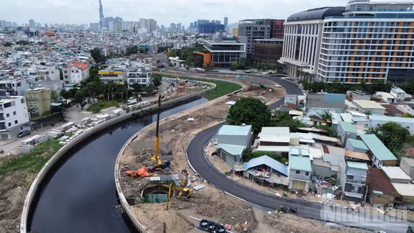 Dọc bờ trái của tuyến rạch Xuyên Tâm được xem là ô nhiễm bậc nhất thành phố, nay "thay da đổi thịt". (Ảnh: QUÝ HIỀN)