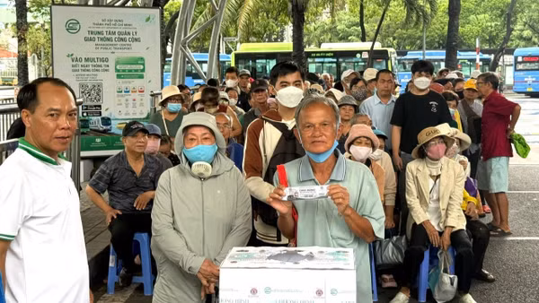 Đông đảo người dân thành phố tham gia Chương trình bốc thăm trúng thưởng sáng 23/9 tại Bến xe buýt Sài Gòn. (Ảnh: QUÝ HIỀN)