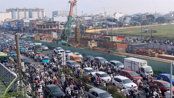 Thực hiện phân luồng, lượng phương tiện từ cửa ngõ Tây Bắc vào trung tâm Thành phố khá dày đặc. (Ảnh: VÕ LÊ)