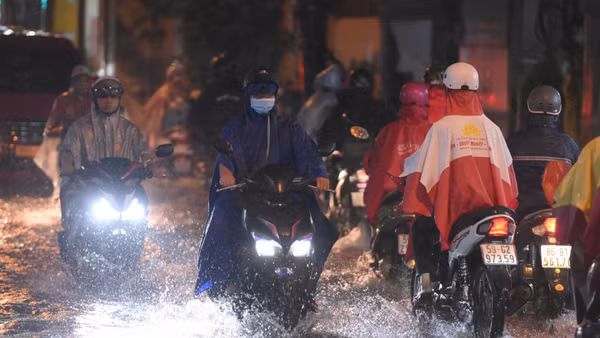 Đường Nguyễn Văn Khối, phường An Nhơn ngập nặng, phương tiện ùn ứ chiều 10/9. (Ảnh: VÕ LÊ)