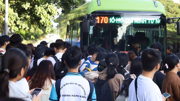 Tăng tần suất hoạt động trong thời gian cao điểm sáng với tuyến xe buýt số 170 để đáp ứng nhu cầu đi lại của sinh viên khi bước vào năm học mới (Ảnh: QUÝ HIỀN)