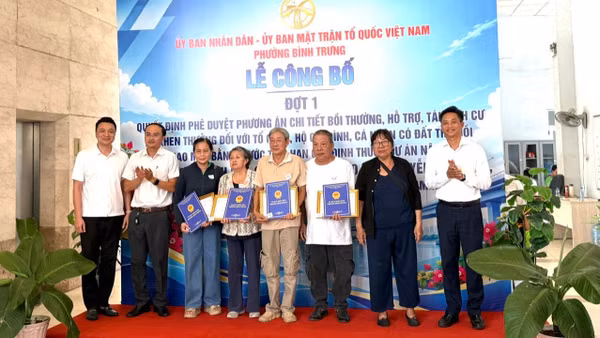 Ủy ban nhân dân phường Bình Trưng khen thưởng 17 trường hợp có đất bị thu hồi đã bàn giao mặt bằng sớm thuộc Dự án Nâng cấp, mở rộng đường Lương Định Của. (Ảnh: QUÝ HIỀN)
