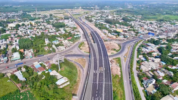 Cao tốc Bến Lức-Long Thành dài gần 58km chính thức thông xe toàn tuyến, đưa vào khai thác kể từ 1/10. (Ảnh: THIÊN VƯƠNG)
