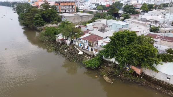 Thành phố chi hơn 9.200 tỷ đồng đầu tư cải tạo hệ thống thoát nước, chỉnh trang rạch Bà Lớn - một trong bảy trục thoát nước chính của Thành phố Hồ Chí Minh (Ảnh: QUÝ HIỀN)