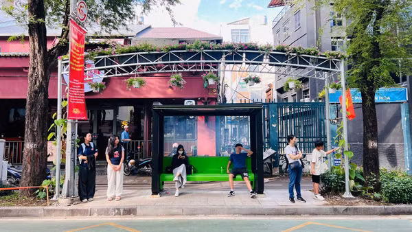 Nhà chờ xe buýt trên đường Pasteur được phủ cây xanh, trang trí hoa tươi mang lại cảm giác thoải mái, văn minh cho hành khách đi xe buýt. (Ảnh: QUÝ HIỀN)