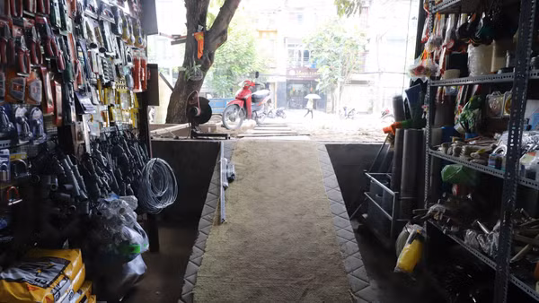 Nhà của nhiều hộ dân trở thành hầm sâu sau khi nâng đường Đặng Thùy Trâm, phường Bình Lợi Trung. (Ảnh: VÕ LÊ)