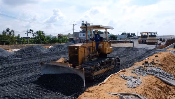 Nguồn cung cát xây dựng chỉ đáp ứng khoảng 50% nhu cầu tại các công trình trọng điểm của Thành phố Hồ Chí Minh. (Ảnh: QUÝ HIỀN)