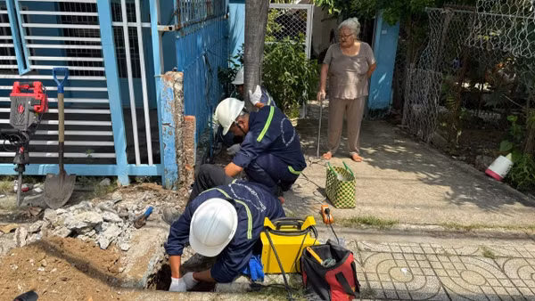 Xí nghiệp cấp nước Cần Giờ thi công đợt cao điểm gắn 1.500 đồng hồ nước thông minh tại xã Cần Giờ (ảnh: QUÝ HIỀN)