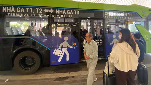 Xe buýt là phương tiện được lựa chọn để vận chuyển hành khách từ sân bay Tân Sơn Nhất và khu vực Thành phố Hồ Chí Minh đến sân bay Long Thành. (Ảnh: QUÝ HIỀN)