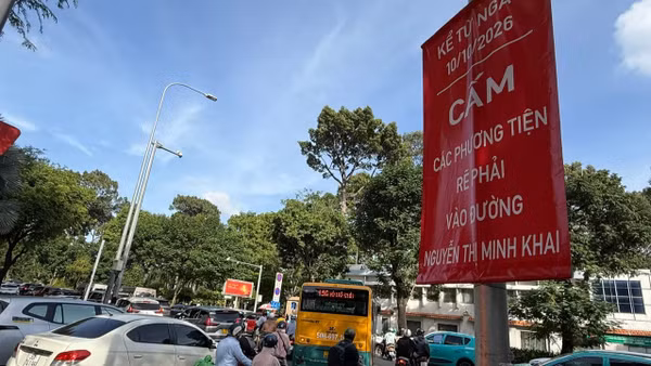 Phân luồng giao thông trục đường Nguyễn Thị Minh Khai phục vụ thi công tuyến Metro số 2. (Ảnh: QUÝ HIỀN)