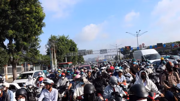 Phương tiện lưu thông dày đặc trên đường Trường Chinh, khu vực thi công nhà ga ngầm tuyến Metro số 2 Bến Thành-Tham Lương. (Ảnh: VÕ LÊ)