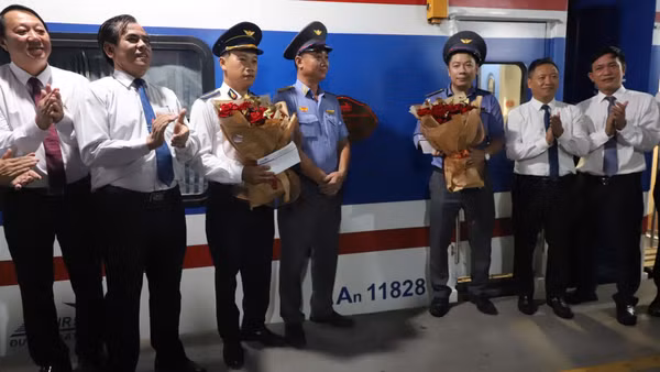Công ty cổ phần Vận tải Đường sắt tổ chức lễ ra mắt đoàn tàu du lịch chất lượng cao SNT1/2 chạy tuyến Sài Gòn-Nha Trang. (Ảnh: VÕ LÊ)