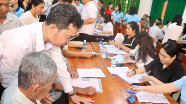Chi trả đền bù cho người dân thuộc dự án cao tốc Thành phố Hồ Chí Minh-Mộc Bài. (Ảnh: VÕ LÊ)