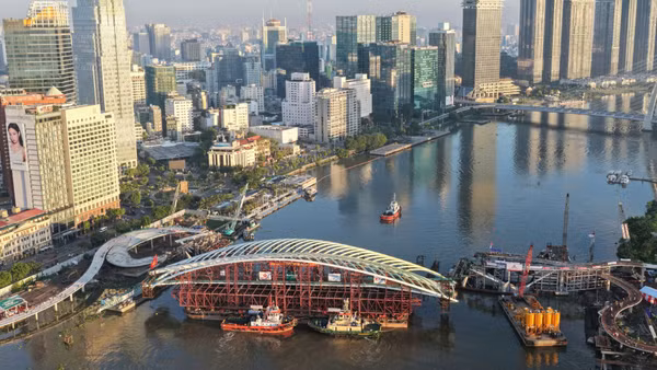 Cầu đi bộ qua sông Sài Gòn dự kiến đưa vào sử dụng dịp Tết Nguyên đán 2027. (Ảnh: THẾ ANH)