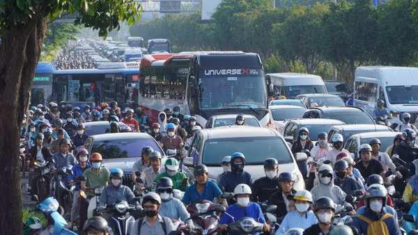Dòng xe nối đuôi nhau trên đường Điện Biên Phủ hướng về đường Võ Thị Sáu sáng 7/10. (Ảnh: VÕ LÊ)