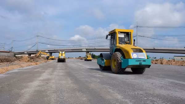Gói thầu XL6 thuộc Dự án Vành đai 3 (đoạn qua khu vực Củ Chi) với hàng trăm công nhân cùng máy móc, thiết bị, tổ chức thi công “3 ca, 4 kíp” nhằm bảo đảm kế hoạch đề ra. Hiện gói thầu XL6 đã đạt khoảng 73% khối lượng. (Ảnh: THẾ ANH)