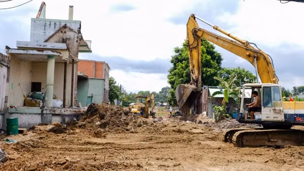 Công trình đường Vành đai 2 dài 2,7km (đoạn 3) từ đường Phạm Văn Đồng đến nút giao Gò Dưa trên địa bàn Thành phố Hồ Chí Minh đang được nhà đầu tư dồn sức tái thi công trở lại. (Ảnh: THẾ ANH)