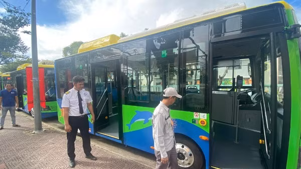 Tuyến xe buýt điện đầu tiên đã đưa vào khai thác tại đặc khu Côn Đảo cuối tháng 12/2025. (Ảnh: VÕ LÊ)