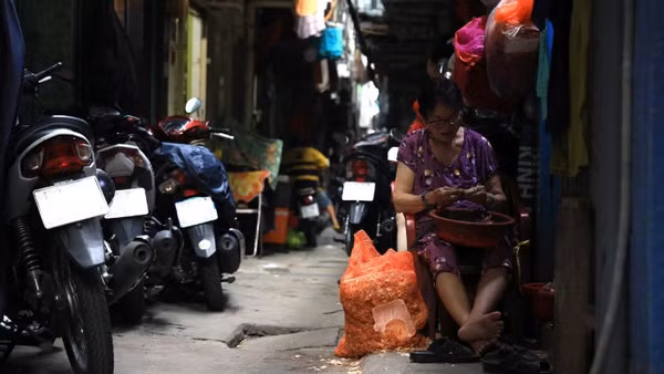 Nhiều hộ dân sinh sống chen chúc trong khu Mả Lạng. (Ảnh: VÕ LÊ)