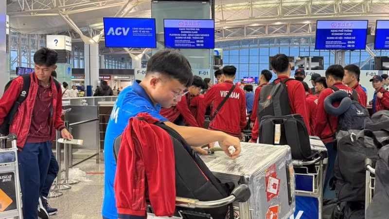 Nhóm các cầu thủ khởi hành từ sân bay Nội Bài, Hà Nội. (Ảnh: VFF)