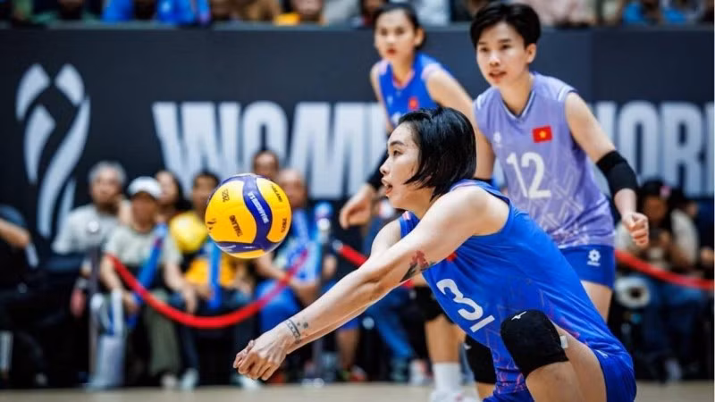 Thanh Thúy và các đồng đội đã chơi nỗ lực trước sức ép khủng khiếp của Ba Lan. (Ảnh: VolleyballWorld)