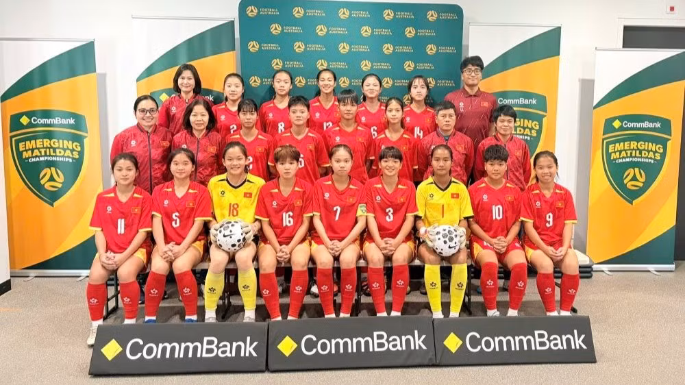 Ban huấn luyện cùng các tuyển thủ U15 nữ Việt Nam chụp lưu niệm trước thềm giải đấu.