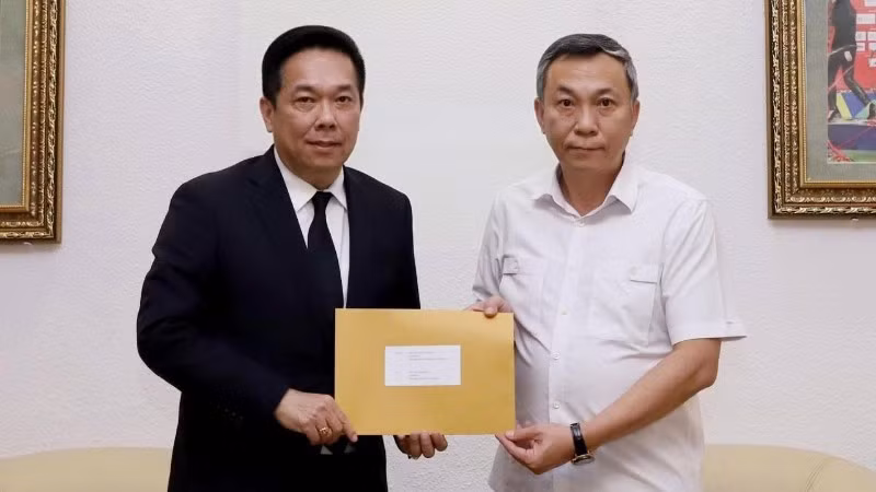 Phó Chủ tịch Liên đoàn Bóng đá Thái Lan chuyển thư xin lỗi của Liên đoàn Bóng đá Thái Lan tới Chủ tịch Liên đoàn Bóng đá Việt Nam Trần Quốc Tuấn. (Ảnh: VFF)