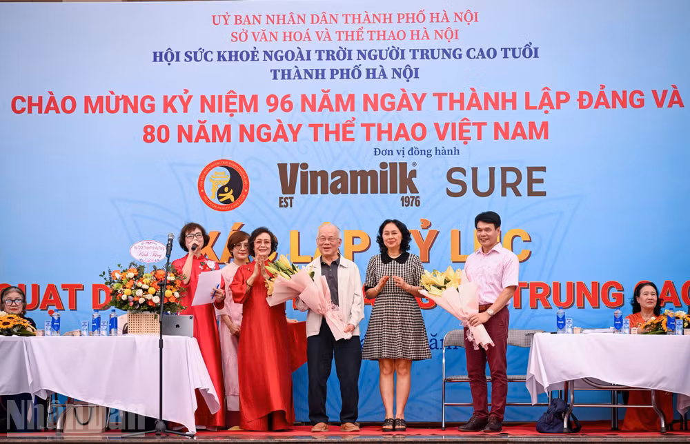 ndo_bl_dai-dien-vinamilk-nhan-bang-khen-cua-ban-to-chuc.jpg