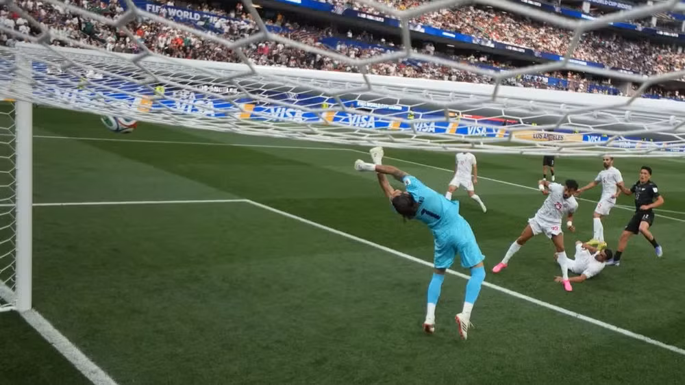 Tuyển thủ Iran sút tung lưới của New Zealand. (Ảnh: FIFA)