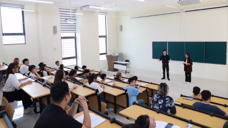 Sinh viên Đại học Quốc gia trên giảng đường. 
