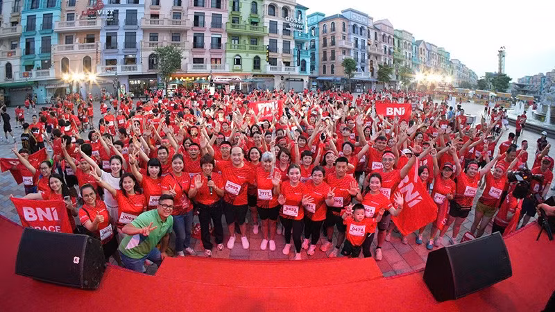 Giải chạy “BNI Run mở rộng” thu hút hơn 800 người tham gia. 