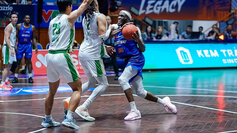 Tamyrik Fields dẫn bóng tấn công trực diện khu vực cận rổ Cantho Catfish. (Ảnh: VBA)