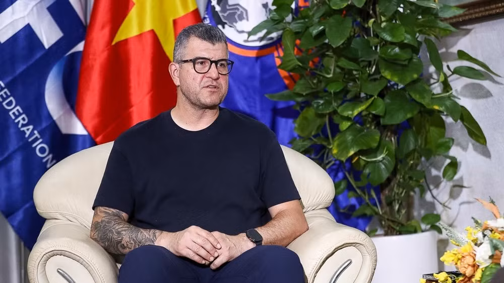 Huấn luyện viên Cristiano Roland của U17 Việt Nam chia sẻ tại trụ sở Liên đoàn Bóng đá Việt Nam. (Ảnh: MINH ĐỖ)