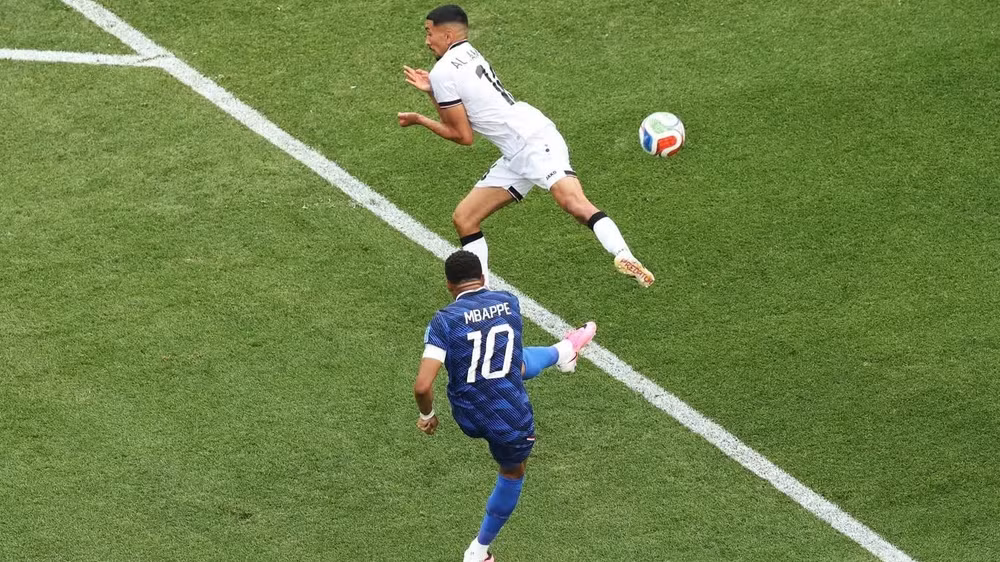 Mbappe bám sát Messi trong cuộc đua Vua phá lưới World Cup. (Ảnh: FIFA)