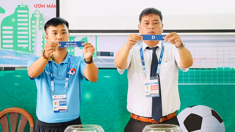 Đại diện Liên đoàn bóng đá Việt Nam đã tiến hành bốc thăm, xếp lịch thi đấu cho 24 đội. 