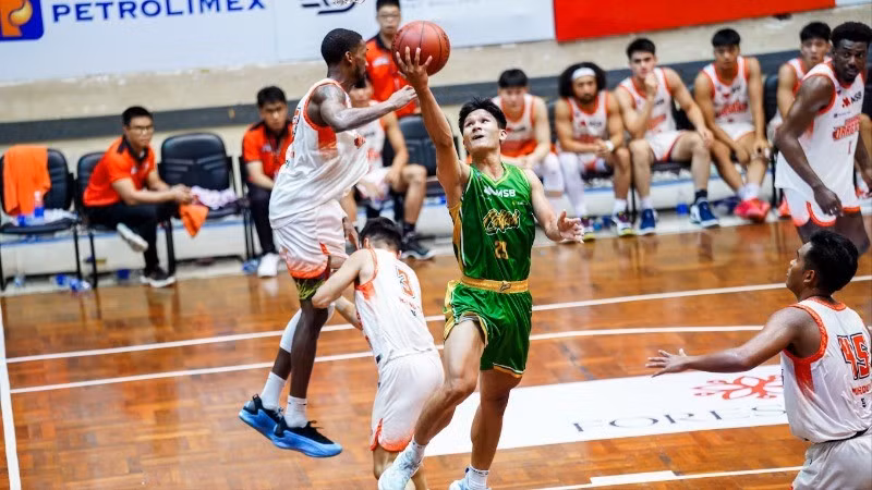 Dương Đức Trí tự tin đột phá vào khu vực cận rổ Danang Dragons. (Ảnh: VBA)