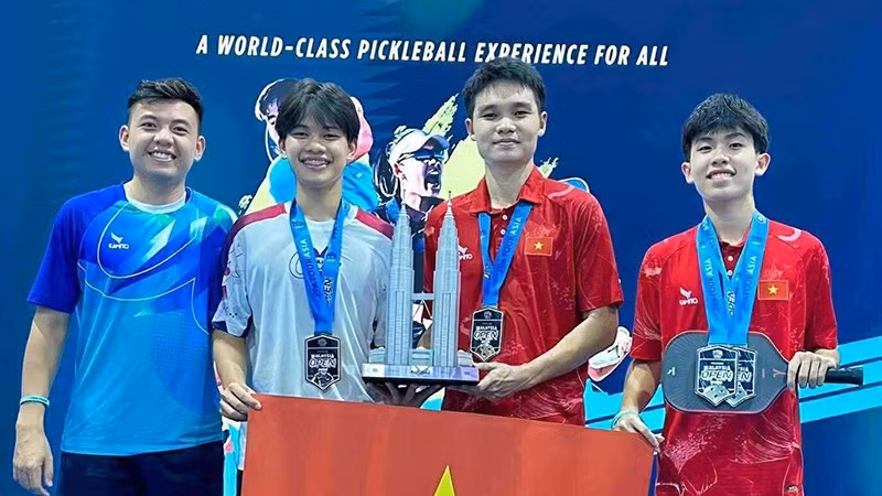 Trịnh Linh Giang (thứ 2 từ phải sang) giành chức vô địch đơn nam. (Ảnh: PPA)