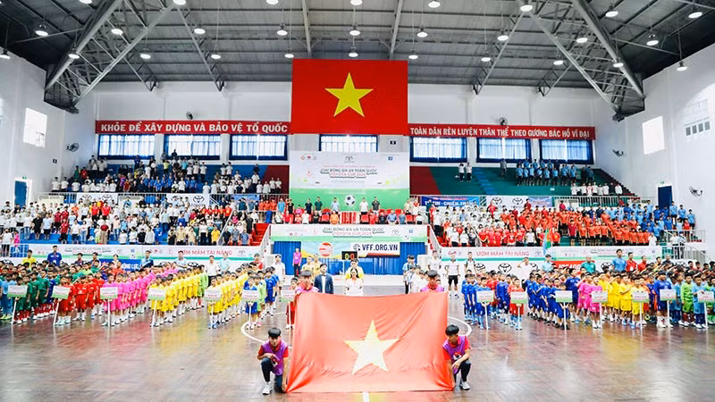 Các đội bóng cùng các thành phần tham dự Lễ khai mạc thực hiện nghi thức chào cờ. 