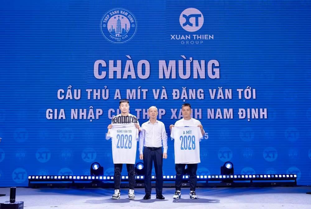 Hai tân binh Đặng Văn Tới (trái) và A Mít chính thức gia nhập Thép Xanh Nam Định. (Ảnh: TXNĐ)