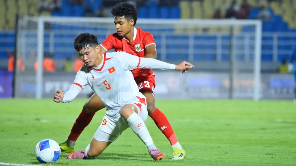 U17 Việt Nam (áo trắng) hòa U17 Indonesia để đi tiếp vào bán kết. (Ảnh: VFF)