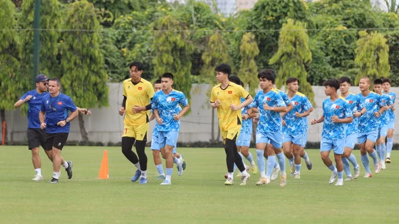 Ban huấn luyện cùng các tuyển thủ U19 Việt Nam tập luyện tại Trung tâm đào tạo bóng đá trẻ Việt Nam.