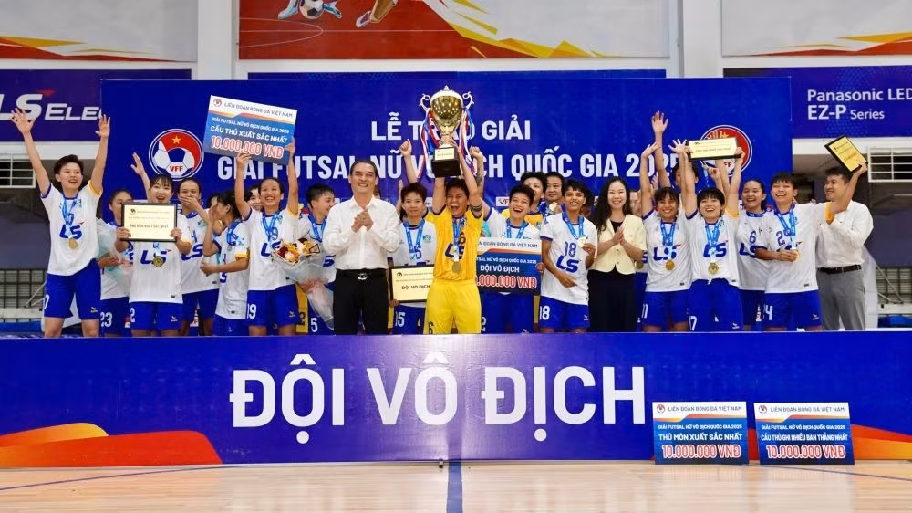 Ban tổ chức trao thưởng cho đội vô địch là Thái Sơn Nam Thành phố Hồ Chí Minh.