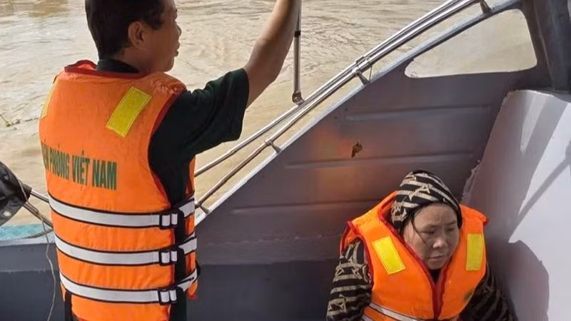 Bộ đội Biên phòng Hoằng Trường cứu hộ ngư dân bị lật phương tiện nghề cá.