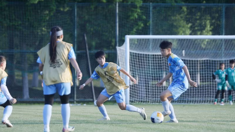 Các tuyển thủ U17 nữ Việt Nam nỗ lực trong buổi tập trước trận gặp U17 nữ Myanmar. (Ảnh: VFF)