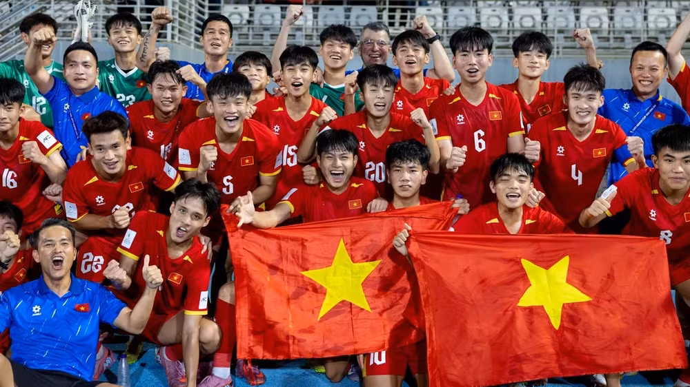 Ban huấn luyện cùng các tuyển thủ U17 Việt Nam ăn mừng với tấm vé tham dự tham dự FIFA U17 World Cup Qatar 2026. (Ảnh: VFF)