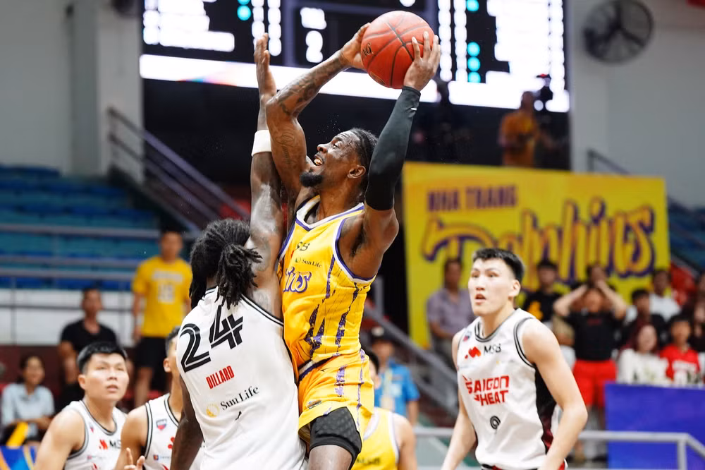 2-jaylyn-richardson-dot-pha-truoc-ap-luc-tu-cac-cau-thu-saigon-heat.jpg