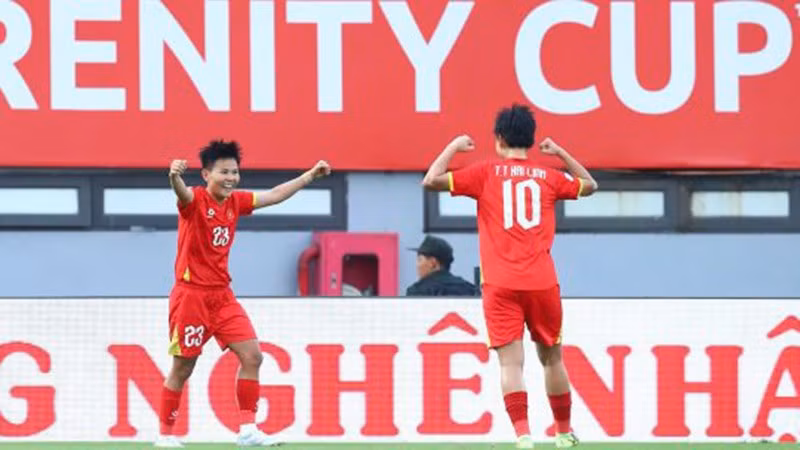 Tiền vệ Nguyễn Thị Bích Thùy (số 23) thi đấu cống hiến cho đội tuyển nữ Việt Nam tại Giải bóng đá nữ Đông Nam Á 2025. (Ảnh: VFF)