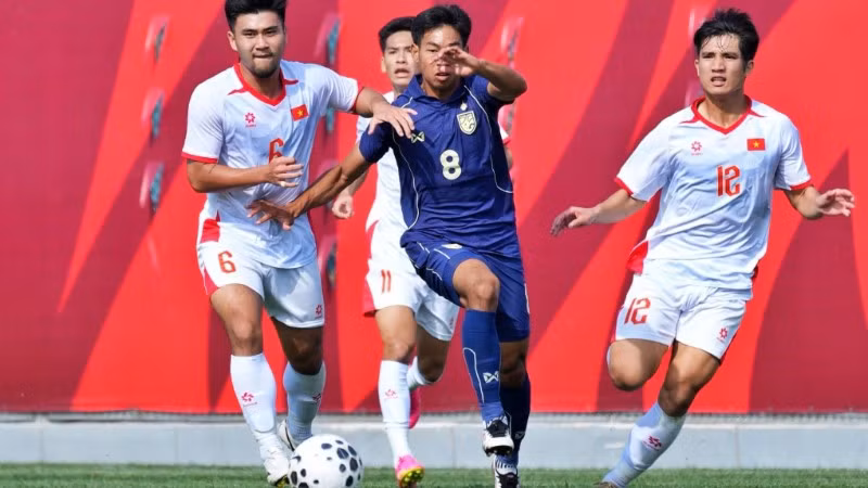 U23 Việt Nam (áo trắng) thua 0-1 trước U23 Thái Lan. (Ảnh: VFF)